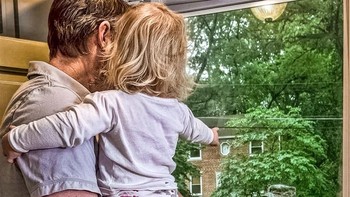 Potret sedih saat ayah dan anaknya melihat dari jendela sang ibu yang bertugas sebagai prajurit meninggalkan rumah selama setahun. (Foto: Brightside)