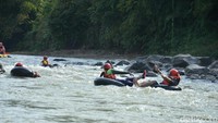 River tubing di aliran Sungai Citanduy dijamin puas! Itu karena sungai ini punya trek sepanjang 15 kilometer. Wisatawan pecinta kegiatan ekstrem akan puas main air dari pagi sampai siang hari.  (Dadang/detikTravel)