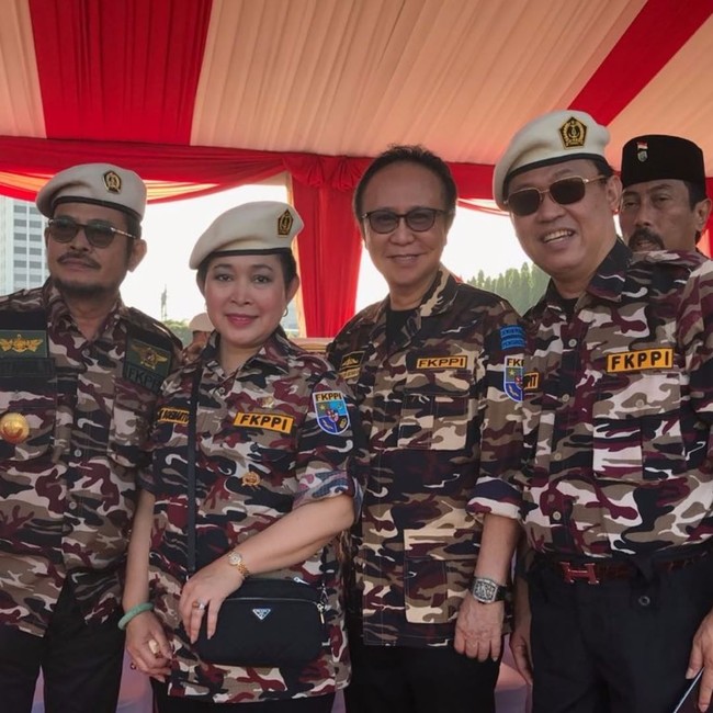 Menghadiri apel kebangsaan Forum Komunikasi Putra Putri Purnawirawan Indonesia (FKPPI), Titiek Soeharto terlihat membawa tas hitam dari brand Prada yang matching dengan seragamnya. Foto: Dok. Titiek Soeharto