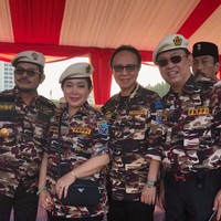 Menghadiri apel kebangsaan Forum Komunikasi Putra Putri Purnawirawan Indonesia (FKPPI), Titiek Soeharto terlihat membawa tas hitam dari brand Prada yang matching dengan seragamnya. Foto: Dok. Titiek Soeharto