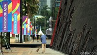 Baliho Asian games terlihat di sana-sini.