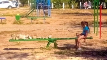 Tidak punya teman untuk bermain menjadi hal yang serius bagi anak-anak berusia dini. (Foto: Brightside)