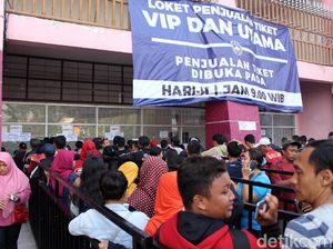 Video: Tidak Tertib! Begini Antrean Tiket Asian Games di GBK