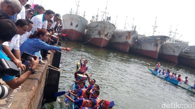 Sorak-sorai Anies-Susi Semangati Peserta Lomba Dayung di Muara Baru