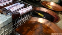 Berbagai kuliner khas Betawi disajikan di sini.