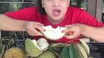 Kocak! Gaya Makan Fahrit Mufama yang Katanya Titisan Syahrini dan Olga