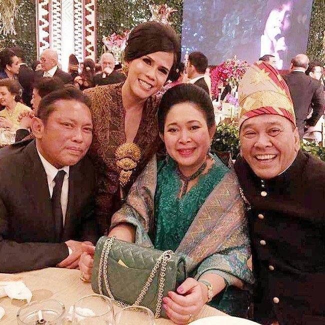 Titiek Soeharto yang saat ini menjadi anggota DPR dari Partai Golkar hingga 2019 terlihat selalu tampil serba matching saat kondangan atau menghadiri pesta pernikahan. Penampilannya saat berpose bersama Adiguna Sutowo di sebuah pesta pernikahan ini salah satunya. Dia terlihat tampil serba hijau, mulai dari kebaya, selendang hingga tas Chanel berharga puluhan juta yang dipegangnya. Foto: Dok. Titiek Soeharto