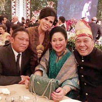 Titiek Soeharto yang saat ini menjadi anggota DPR dari Partai Golkar hingga 2019 terlihat selalu tampil serba matching saat kondangan atau menghadiri pesta pernikahan. Penampilannya saat berpose bersama Adiguna Sutowo di sebuah pesta pernikahan ini salah satunya. Dia terlihat tampil serba hijau, mulai dari kebaya, selendang hingga tas Chanel berharga puluhan juta yang dipegangnya. Foto: Dok. Titiek Soeharto