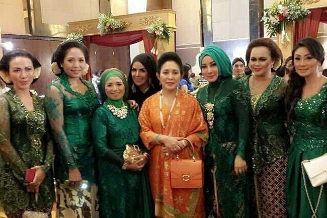 Kali ini Titiek Soeharto tampil serba oranye. Mulai dari kebaya, kain, selendang hingga tas dari anak keempat almarhum Presiden Soeharto itu semuanya berwarna oranye. Foto: Dok. Titiek Soeharto