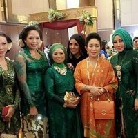Kali ini Titiek Soeharto tampil serba oranye. Mulai dari kebaya, kain, selendang hingga tas dari anak keempat almarhum Presiden Soeharto itu semuanya berwarna oranye. Foto: Dok. Titiek Soeharto