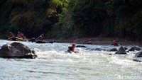 Kondisi Sungai Citanduy sangat lebar, saat tubing wisatawan bisa memilih-milih jalur untuk dilalui, tidak akan kandas di batu dan akan tetap melaju. (Dadang/detikTravel)