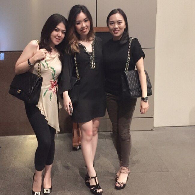 Tina tampil dengan tas quilted klasik dari Chanel dalam ukuran yang besar. Tas itu dijual Rp 95 jutaan di situs Chanel. Foto: Dok. Instagram/Tina Toon