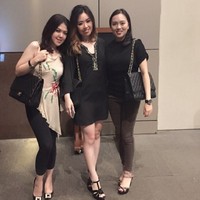 Tina tampil dengan tas quilted klasik dari Chanel dalam ukuran yang besar. Tas itu dijual Rp 95 jutaan di situs Chanel. Foto: Dok. Instagram/Tina Toon