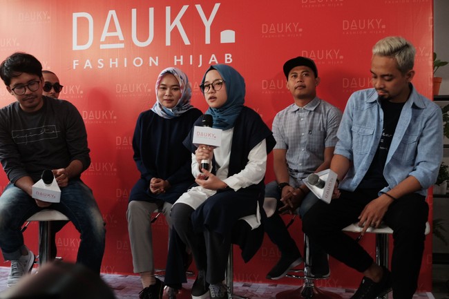 Seperti biasa, ia memakai kaca mata ‘tanpa kaca’ yang membuat tampilannya jadi lebih imut. Nissa pun senantiasa memakai sepatu sneakers di kesehariannya termasuk di momen ini. Foto: Foto: Silmia Putri/Wolipop