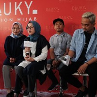 Seperti biasa, ia memakai kaca mata ‘tanpa kaca’ yang membuat tampilannya jadi lebih imut. Nissa pun senantiasa memakai sepatu sneakers di kesehariannya termasuk di momen ini. Foto: Foto: Silmia Putri/Wolipop