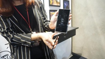 Penampilan Note 9 dengan S Pen-nya. Smatphone ini memiliki infinity display berukuran 6,4 inci dengan rasio screen-to-body 83,4%. (Foto: detikINET/Virgina Maulita Putri)