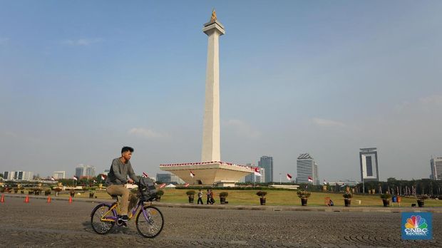 Pengunjung mencoba fasilitas sepeda gratis berbasis aplikasi di kawasan Monas, Jakarta, Kamis (10/8/2018). Pemerintah Provinsi DKI Jakarta menyediakan menyediakan layanan bike sharing berbasis aplikasi gratis untuk para pengunjung Monas untuk digunakan berkeliling. Aplikasi bisa diunduh di AppStore atau PlayStore dengan nama 
