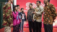 Hadir dalam acara tersebut Direktur Keuangan dan Investasi PT Asuransi Jasa Indonesia Didit Mehta Pariadi (ketiga kanan) bersama Kepala Divisi Sekretaris Perusahaaan Biofarma Bambang Heriyanto (kedua kanan) dan Direktur Umum dan SDM PTDI, Sukatwikanto (kanan) berbincang dengan perwakilan peserta Siswa Mengenal Nusantara (SMN) Jabar dan Sulawesi Tenggara.