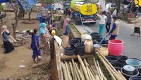 Terdapat 13 mobil tangki air (MTA) dengan sebaran wilayah operasi : 6 MTA melayani 4 Kecamatan di Lombok Utara yakni Bayan, Tanjung, Gangga dan Pemenang Barat dan 1 unit MTA melayani Kecamatan Sambelia. Sebanyak 6 unit MTA lainnya melayani Kecamatan Sembalun di Lombok Timur. Kendala dalam pendistribusian air yakni jumlah dan lokasi desa yang tersebar. Pool/Kementerian PUPR.