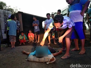 Truk Muat Pasir Tabrak Tiang dan Terguling, Sopir Tewas Tergencet
