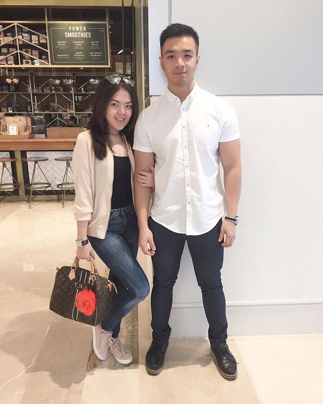 Tina Toon membawa tas Louis Vuitton Speedy Mon Monogram dengan inisial namanya di bagian tengah. Tas ini dibanderol US$ 1.400 atau Rp 20 jutaan. Foto: Dok. Instagram/Tina Toon