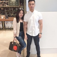 Tina Toon membawa tas Louis Vuitton Speedy Mon Monogram dengan inisial namanya di bagian tengah. Tas ini dibanderol US$ 1.400 atau Rp 20 jutaan. Foto: Dok. Instagram/Tina Toon