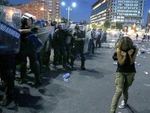 Polisi Rumania Bentrok dengan Puluhan Ribu Demonstran Antipemerintah