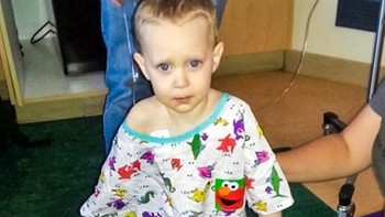 Potret anak laki-lai yang kembali berjalan pertama kalinya setelah ditabrak mobil yang cukup serius bagi dirinya. (Foto: Brightside)