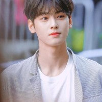 Eun Woo mengaku sering kali malu saat orang-orang menyebut wajahnya tampan sempurna. Setiap kali aku mendengarnya (pujian), meskipun senang tapi aku sedikit malu, katanya, seperti dikutip K Star Live. Foto: Ist.