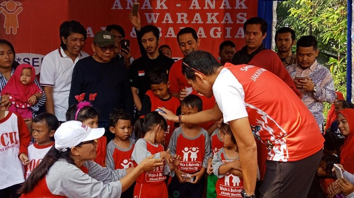 Bagikan Kartu Identitas Anak di Warakas, Sandi: Saya Tidak Kampanye