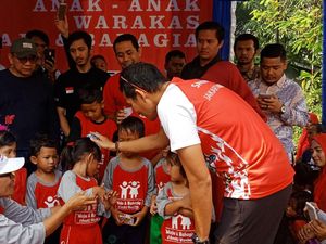 Bagikan Kartu Identitas Anak di Warakas, Sandi: Saya Tidak Kampanye
