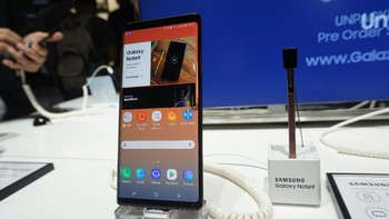 Samsung juga meningkatkan kapasitas baterainya menjadi 4.000 maAh yang diklaim dapat bertahan seharian. (Foto: detikINET/Virgina Maulita Putri)