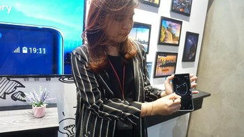 Samsung meningkatkan kemampuan S Pen, seperti untuk mengambil selfie secara remote, mengontrol slide show presentasi, dan masih banyak lagi. (Foto: detikINET/Virgina Maulita Putri)