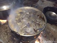Enak Tenan! Gurih Renyah Geblek  Disantap dengan Tempe Benguk Besengek 