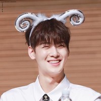 Presenter dan komedian ternama Hong Suk Chun, dalam sebuah variety show pernah menyebut kalau Cha Eun Woo adalah yang paling tampan di antara idol lainnya. Kamu setuju? Foto: Ist.