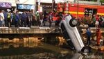 Foto: Evakuasi Mobil Nyemplung di Kali Glodok