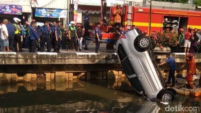 Foto: Evakuasi Mobil Nyemplung di Kali Glodok