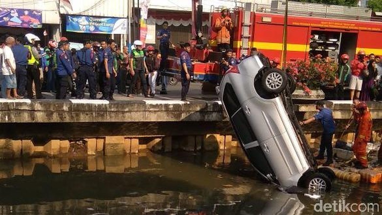 Sopir Kabur Usai Mobil Nyemplung ke Kali Glodok