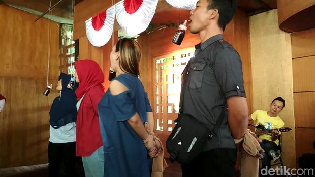 Minum cokelat dengan botol bayi/