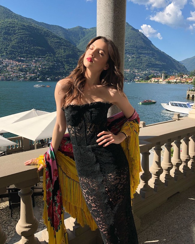 Selain sosialita, ia juga dikenal sebagai model. Maya Henry pernah muncul di beberapa kampanye dan fashion show Dolce & Gabbana. (Foto: Dok. Instagram/Maya Henry)