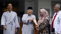 Jokowi dan KH Maruf Amin sempat menunjukkan lengan sebagai bukti sudah melakukan tes darah.