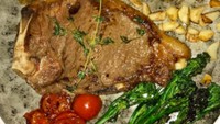 Lewat Instastories-nya, Fritz buktikan bisa masak. Seperti steak dengan asparagus dan tomat cherry ini. Keren! Foto: Instagram @fritzhutapea