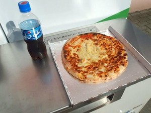 Ini Vending Machine Pizza Pertama di Jepang