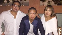 Fritz punya dua kakak, Frank Hutapea dan Felicia Hutapea. Perayaan ulang tahun Frank makin meriah dengan kue kuning berhias monyet. Foto: Instagram @fritzhutapea