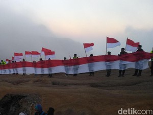Ada Merah Putih Sepanjang 173 Meter di Bibir Kawah Ijen