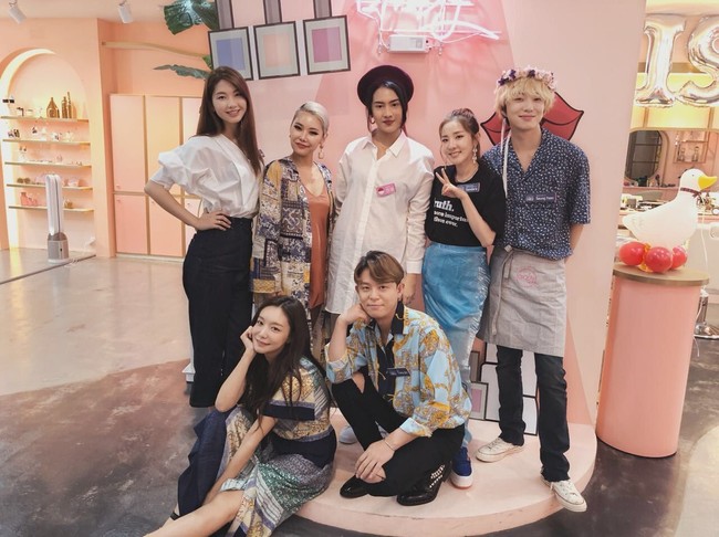 Bersama Viu Indonesia, Wolipop menyaksikan syuting sebuah variety show Korea bertajuk Mimi Shop. Acara yang disiarkan di stasiun televisi JTBC tersebut pun mengundang selebgram Anya Geraldine untuk jadi salah satu pelanggan salon. Foto: Dok. Instagram/Anya Geraldine