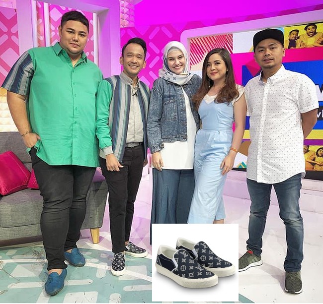 Ruben Onsu terlihat memakai sepatu Louis Vuitton saat memandu acara Brownies dengan bintang tamu Tasya Kamila dan Zee Zee Shahab. Sepatu Louis Vuitton seri trocadero sneaker itu di situs resminya dijual seharga US$ 730 atau sekitar Rp 10,5 juta. Foto: Dok. Instagram