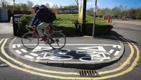 Jalur sepeda minimalis. Panjangnya hanya 4 meter. (Foto: mirror.co.uk/Ross Parry).