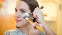 Selain membantu riasan pada mata, sendok juga bisa membantu membuat blush on lebih terfokus pada satu titik. Bikin pipi kamu merona cantik. Foto: Istimewa