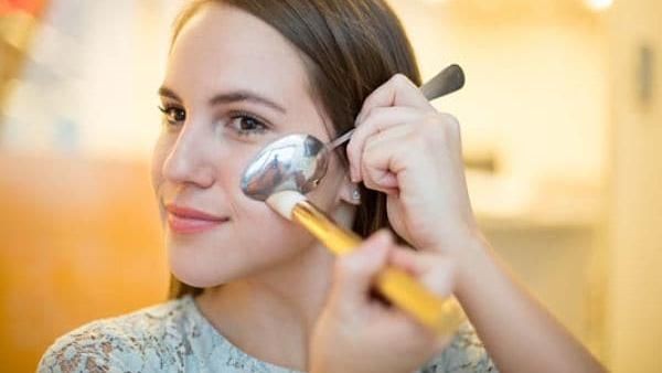 Bukan Hanya Buat Makan, Sendok hingga Pisau Bisa Jadi Alat Make Up